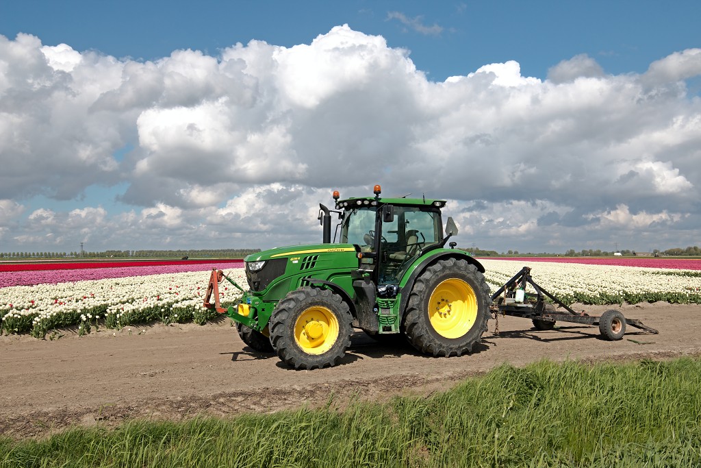 john deere6135r tulpenveld landbouw veeteelt industrie vee polder agrarisch agricultuur milieu klimaat stikstof co2 bio ecologisch biologisch natura2000 planetproof natura 2000 veehouderij